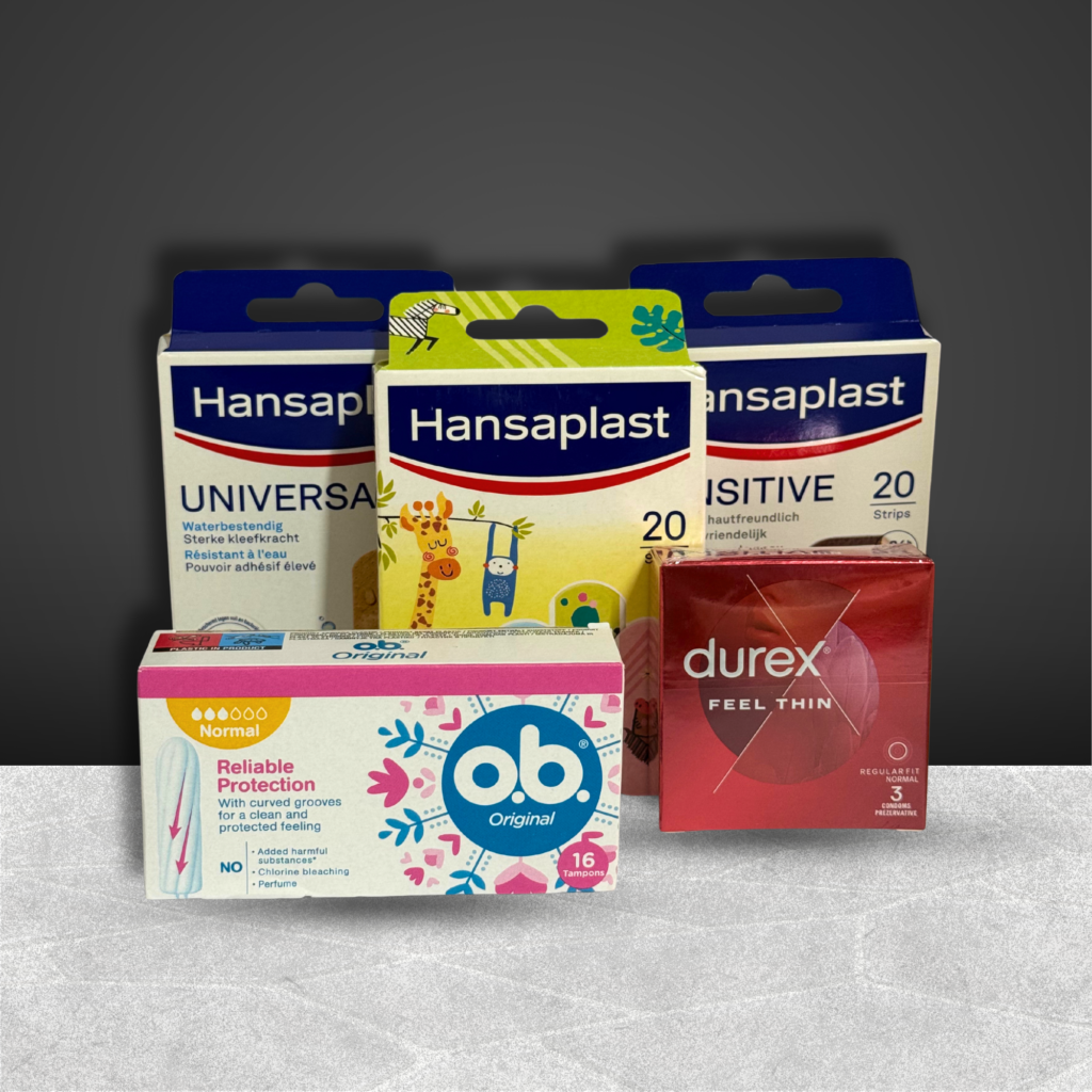 Eerste hulp en intieme artikelen zoals Hansaplast pleisters, o.b. tampons en Durex condooms in een hotelautomaat.